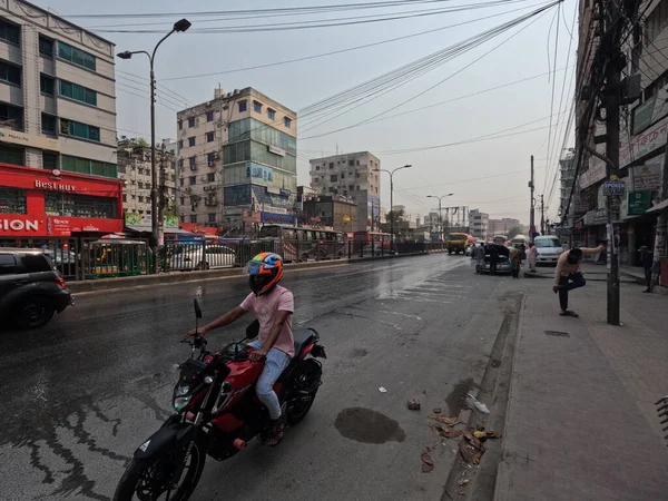방글라데시 사람들의 거리에서 헬멧을 달리는 자전거타는 — 스톡 사진