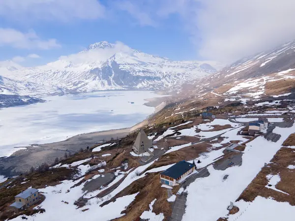 Μια Εναέρια Λήψη Της Παγωμένης Λίμνης Που Περιβάλλεται Από Βουνά — Φωτογραφία Αρχείου