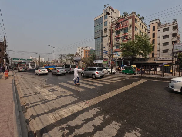 Een Prachtige Opname Van Een Man Straat Met Verkeer Auto — Stockfoto