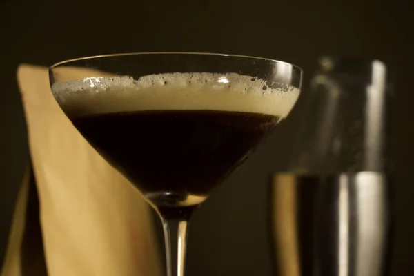 Egy Közeli Kép Egy Eszpresszó Martini Koktélról Shakerrel Kávézsákkal Homályos — Stock Fotó
