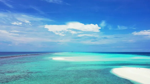 Uma Bela Ilha Tropical Com Água Azul Cristalina Dia Ensolarado — Fotografia de Stock