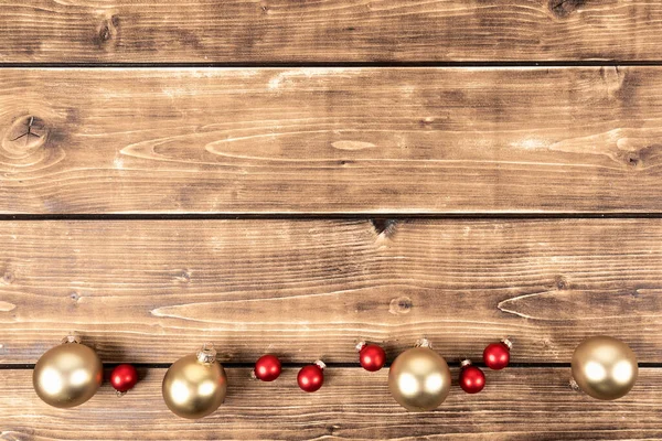 Eine Nahaufnahme Rot Goldener Weihnachtskugeln Auf Dem Hölzernen Hintergrund — Stockfoto