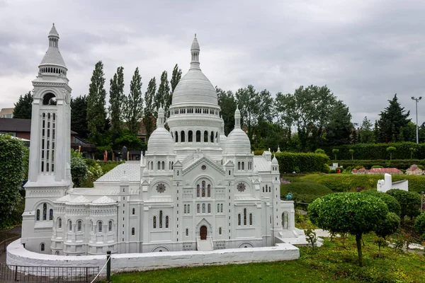 Brüksel, Belçika ve Avrupa 'daki minyatür simgeler parkındaki Sacre Coeur Kilisesi' nin bir modeli.