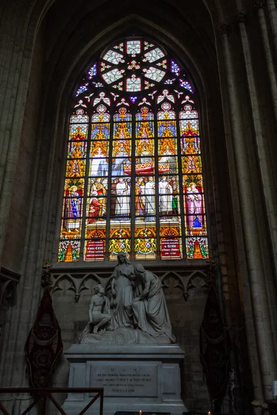 ブリュッセル ベルギー ヨーロッパの聖ミヒャエル大聖堂と聖グドゥラ大聖堂の内部の垂直ショット — ストック写真