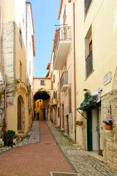 Uma Rua Entre Antigos Edifícios Pedra Medievais Uma Cidade Histórica — Fotografia de Stock