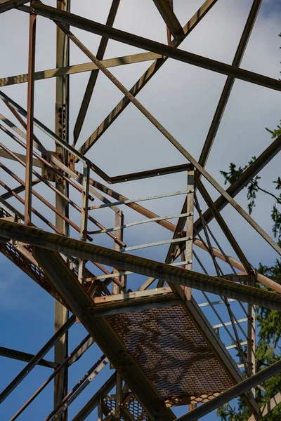 Rdzawe Żelazne Poręcze Schody Starej Leśnej Wieży Strażackiej — Zdjęcie stockowe