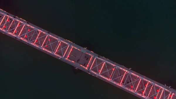 Vzdušný Pohled Most Osvětlenými Červenými Světly Nad Řekou Noci — Stock fotografie