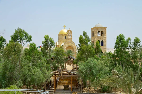 Primer Plano Una Iglesia Con Árboles Verdes Primer Plano — Foto de Stock