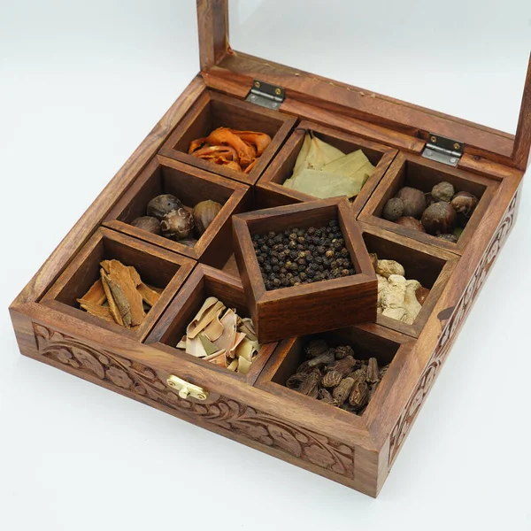 Detailní Záběr Dřevěné Krabice Různým Kořením Bylinkami — Stock fotografie