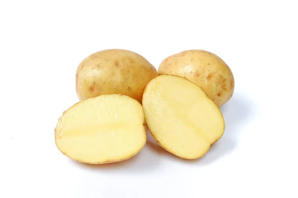 Todo Crudo Patatas Frescas Cortadas Aisladas Sobre Fondo Blanco —  Fotos de Stock
