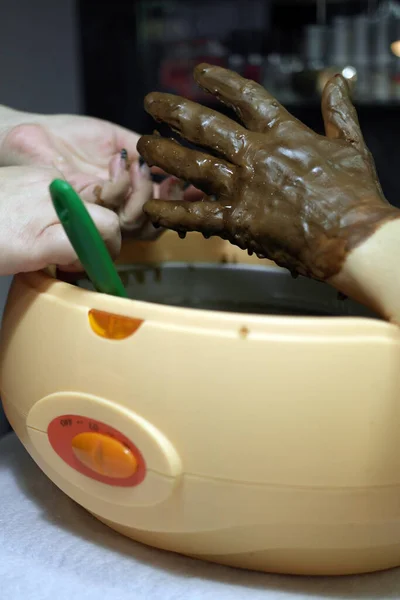 Een Verticaal Shot Van Een Vrouw Die Paraffine Wax Therapie — Stockfoto