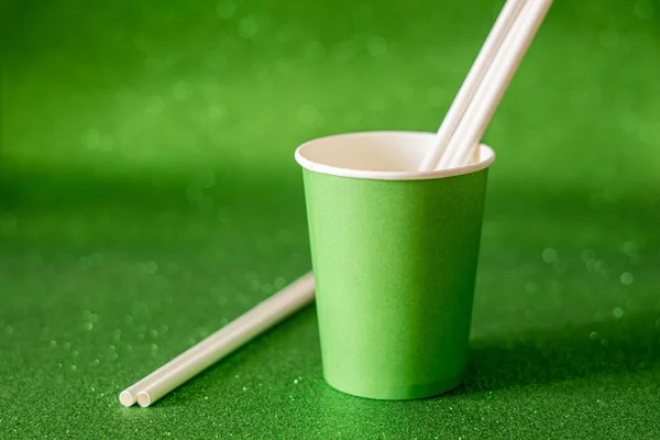 Closeup Shot Green Water Paper Cup Several Straws Green Background — Stock Photo, Image