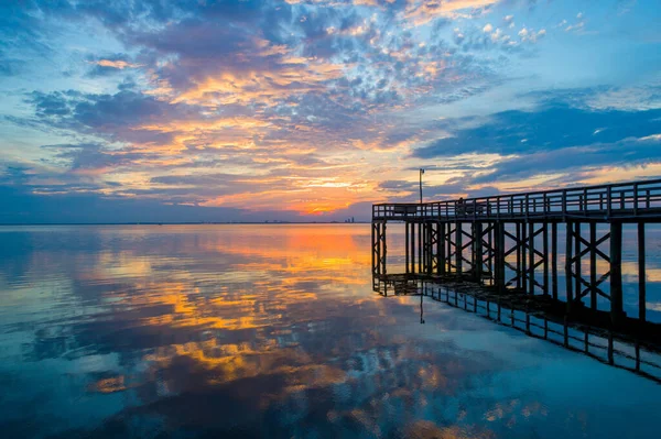 Облачный Красочный Закат Отражающийся Спокойной Воде Мобил Бей Алабама Сша — стоковое фото