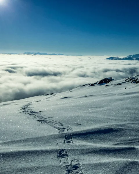발자국 눈덮인 산봉우리 — 스톡 사진