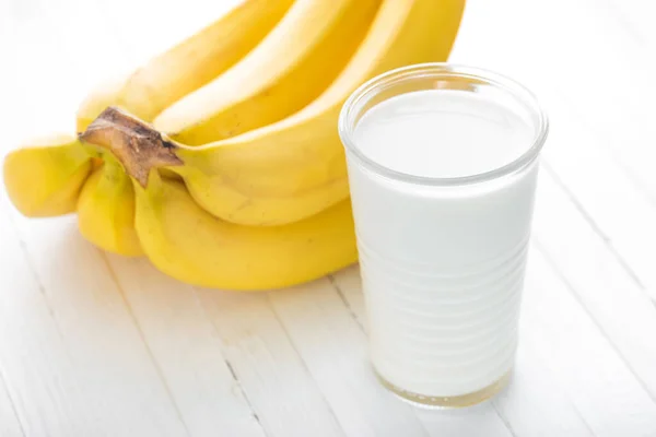 Een Close Shot Van Een Glas Melk Bananen Een Witte — Stockfoto