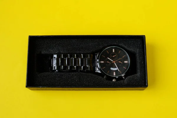 Gros Plan Une Montre Bracelet Luxe Sur Une Boîte Cadeau — Photo