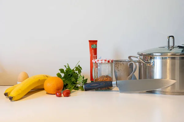 Keukenapparatuur Een Groot Mes Pot Kopjes Met Fruit Groenten Eieren — Stockfoto