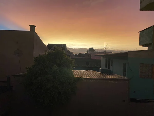 Een Foto Van Huizen Een Buurt Bij Zonsondergang — Stockfoto