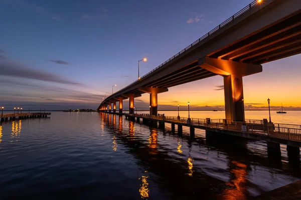 Widok Most Maxa Brewera Jego Odbicie Wodzie Podczas Wschodu Słońca — Zdjęcie stockowe