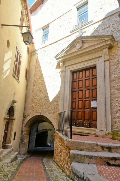 Вертикальный Снимок Улицы Между Старинными Средневековыми Каменными Зданиями Италии — стоковое фото