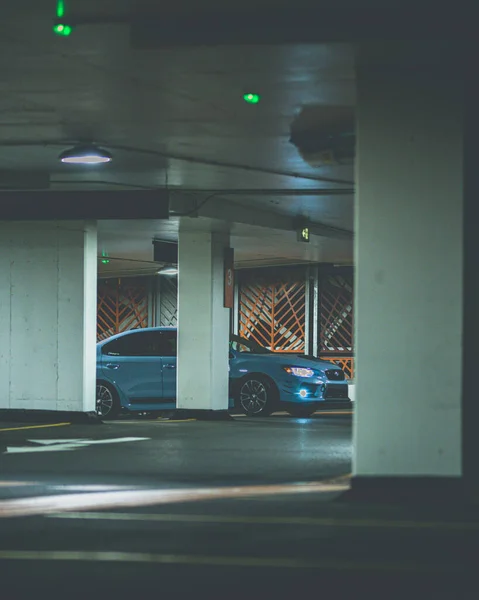 苏亚鲁Wrx Raiu在空旷的地下停车场的垂直拍摄 — 图库照片
