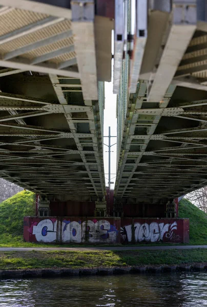 Pionowe Ujęcie Spodu Mostu Kolejowego Nad Rzeką Holandii — Zdjęcie stockowe