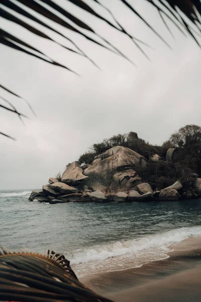 Ein Malerischer Blick Auf Die Felsen Meer Vom Sandstrand Mit — Stockfoto