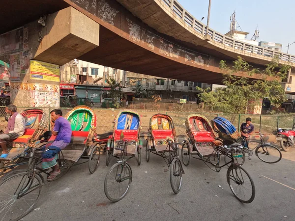 Denní Život Cyklistů Rikša Dopravní Jezdci Ulici Dhaka Bangladéš — Stock fotografie