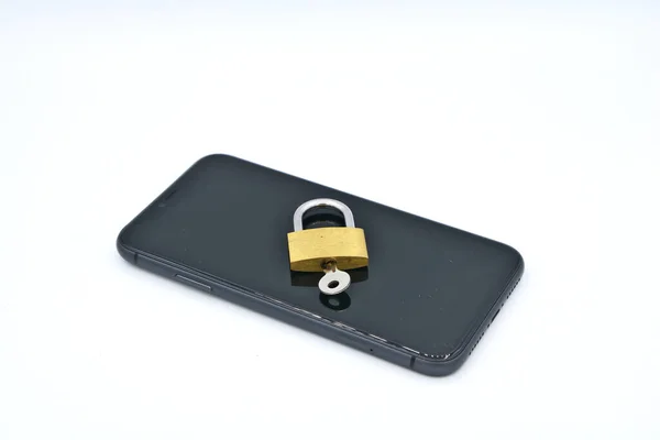 Een Hangslot Met Een Sleutel Een Telefoon Cybersecurity Concept — Stockfoto