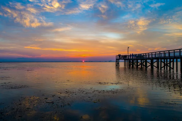 Grumlig Färgglad Solnedgång Som Reflekteras Lugnt Vatten Mobile Bay Alabama — Stockfoto