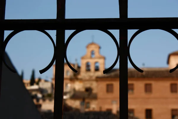 Tiro Turvo Distante Fachada Edifício Antigo Durante Pôr Sol Toledo — Fotografia de Stock