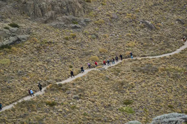 Grupp Vandrare Som Vandrar Längs Smal Bergsstig — Stockfoto