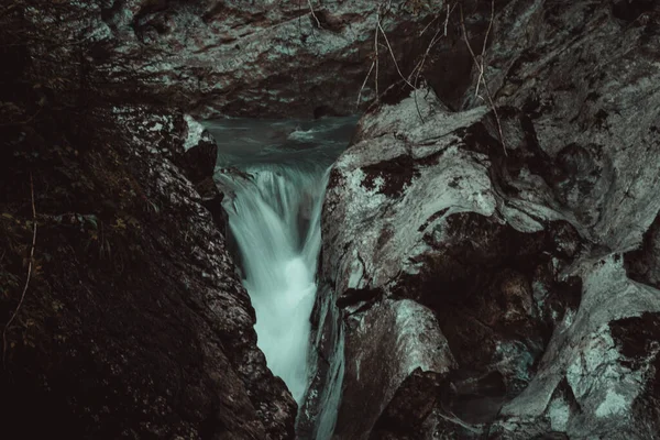Uma Vista Bela Pequena Cachoeira Que Flui Através Das Pedras — Fotografia de Stock