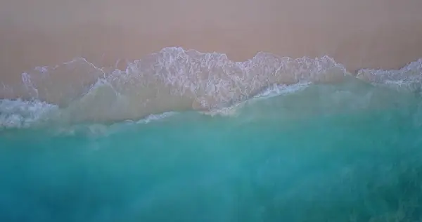 砂浜で穏やかな泡立ち波がクラッシュする美しい熱帯の島の空中ドローンビュー — ストック写真