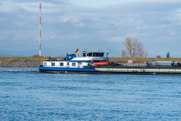 Een Prachtige Opname Van Vrachtschepen Rijn Bij Oppenheim Fel Zonlicht — Stockfoto