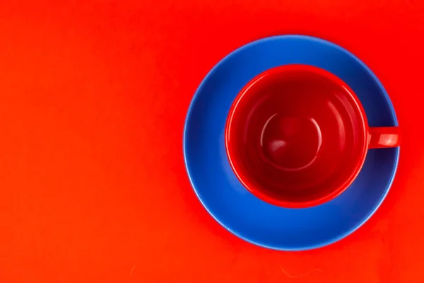Une Tasse Rouge Vue Dessus Avec Une Soucoupe Bleue Sur — Photo
