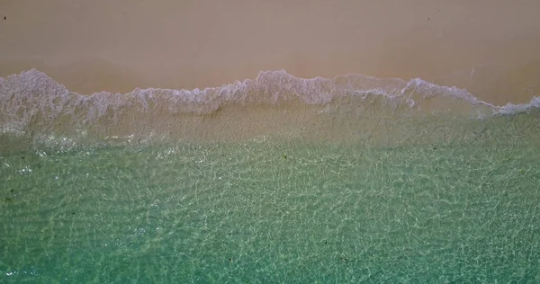 Légi Felvétel Óceáni Hullámokról Ahogy Becsapódnak Homokos Tengerpartra — Stock Fotó