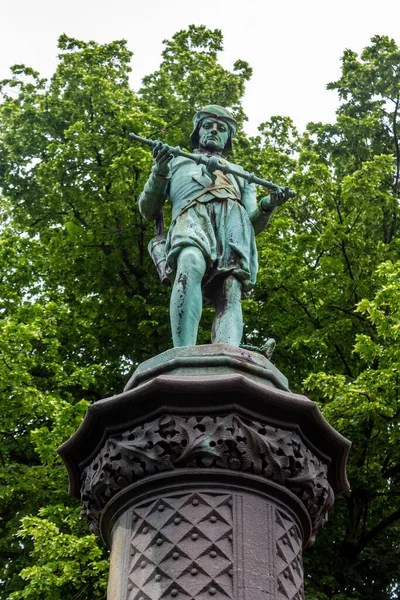 Impresionante Foto Vertical Una Estatua Azul Plaza Petit Sablon Bruselas — Foto de Stock