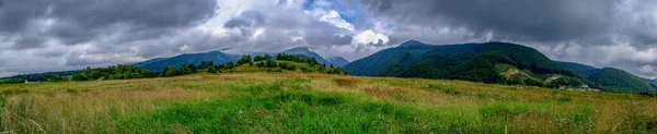 Panorámás Kilátás Nyílik Hegyi Mező Hegyi Rétegek Távolban — Stock Fotó