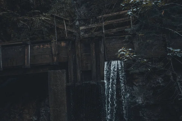 Uitzicht Prachtige Kleine Waterval Die Door Houten Constructie Het Bos — Stockfoto