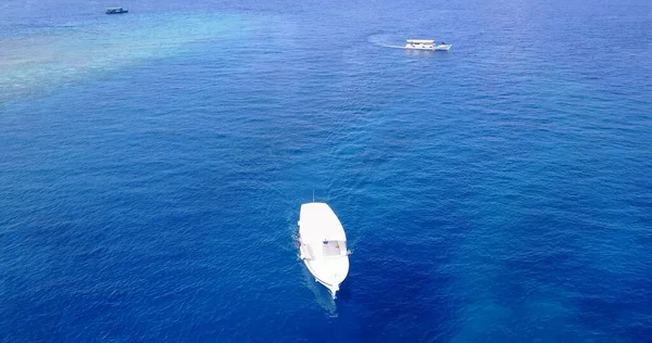 Una Vista Aérea Barco Navegando Tranquilo Mar Azul Día Soleado — Foto de Stock