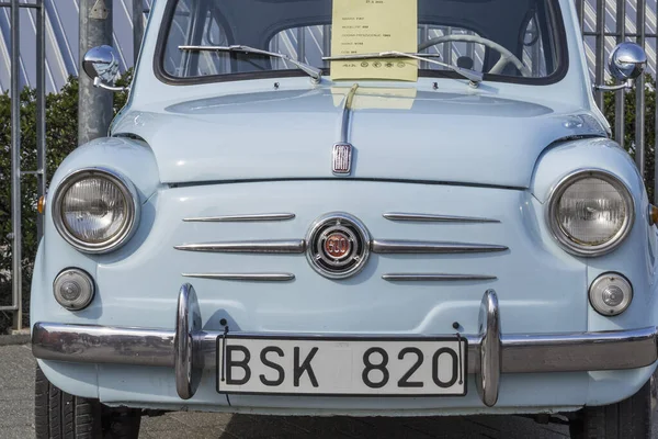 Zdjęcie Przodu Niebieskiego Fiata 600 Starego Włoskiego Samochodu Miejskiego Lat — Zdjęcie stockowe