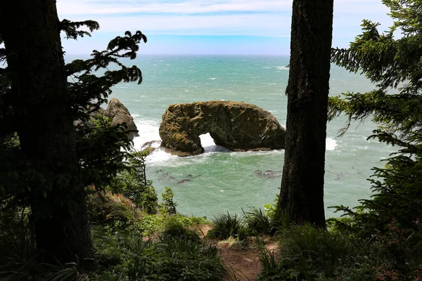 在海岸附近一个漂亮的拱形岩石形成处被射中了一枪 — 图库照片