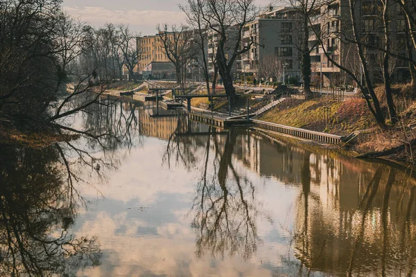 Die Oder Spiegelt Die Gebäude Der Stadt Breslau Wider Und — Stockfoto