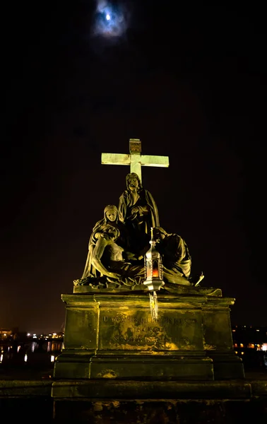 Una Vista Nocturna Estatua Una Virgen María Con Jesús Praga — Foto de Stock