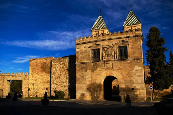 Güneş Işığı Altındaki Toledo Nun Bisagra Kapılarının Manzarası Spanya — Stok fotoğraf