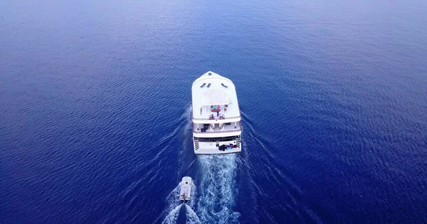 Uma Bela Vista Barco Mar Azul Calmo Dia Ensolarado — Fotografia de Stock