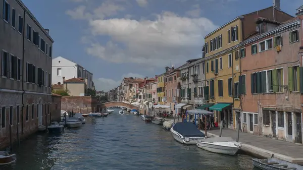 Rzeka Łodziami Budynkami Słoneczny Dzień Wenecji Włochy — Zdjęcie stockowe