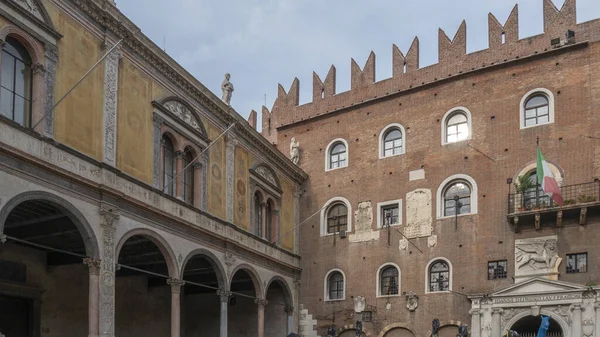 Kilátás Gyönyörű Építészet Verona Régi Város Romok Utcai Óra Dante — Stock Fotó