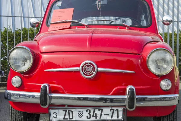 Frontaufnahme Eines Roten Oldtimer Stadtautos Zastava 750 Auf Der Oldtimer — Stockfoto